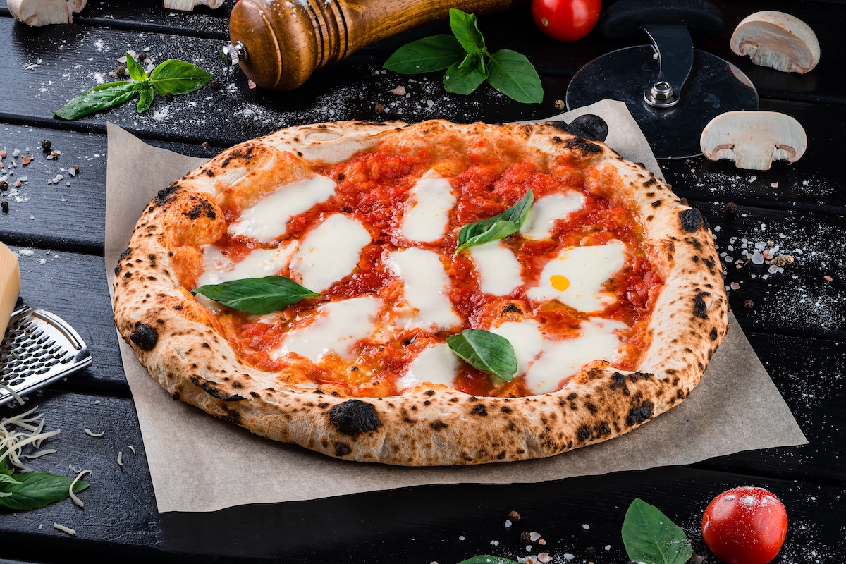 Pizza Margherita con ingredienti freschi