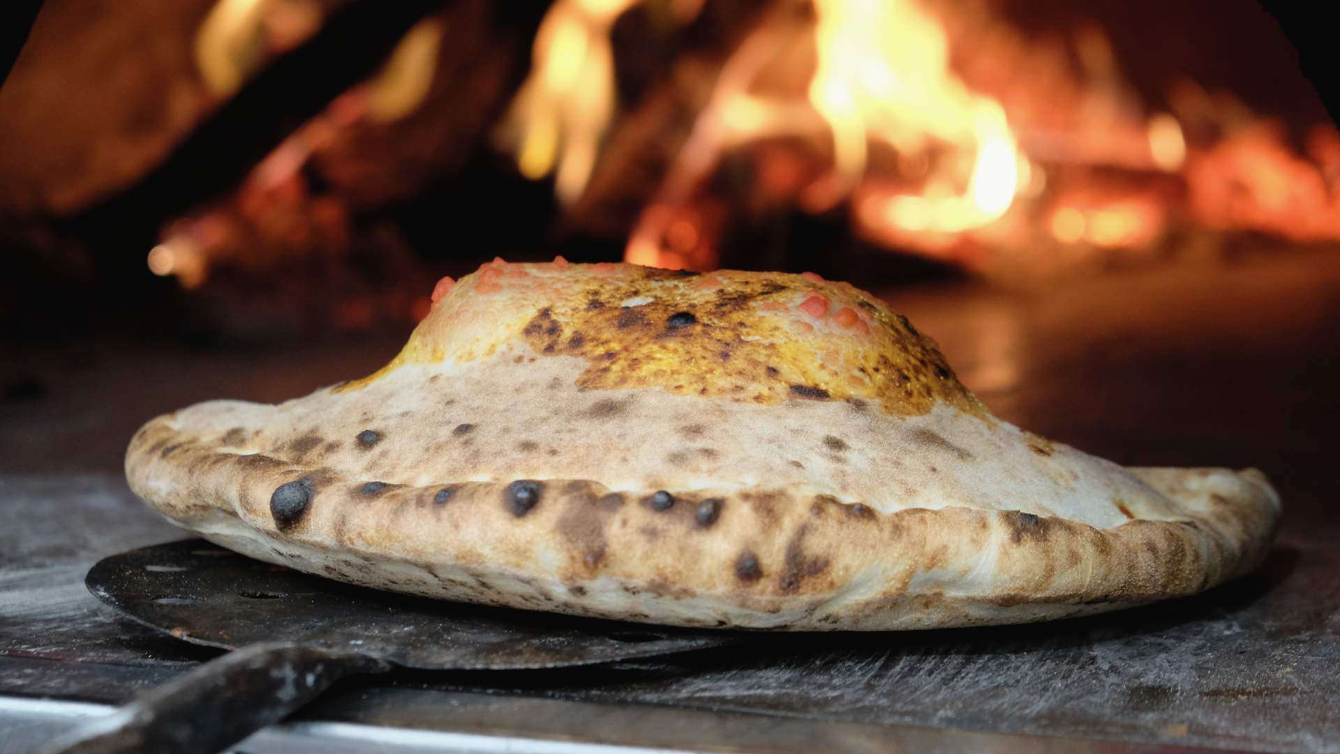 Calzone cotto nel forno a legna